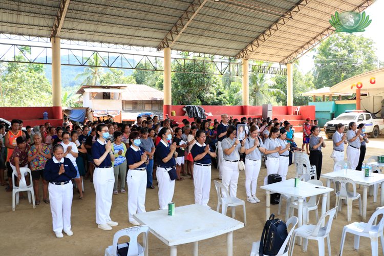 Tzu Chi volunteers in Compostela lead a community prayer with residents ahead of relief distribution activities.