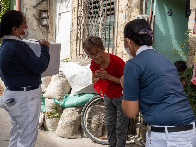 As a sign of gratitude for being able to help, a donor bows to Tzu Chi volunteers. 【Photo by Marella Saldonido】