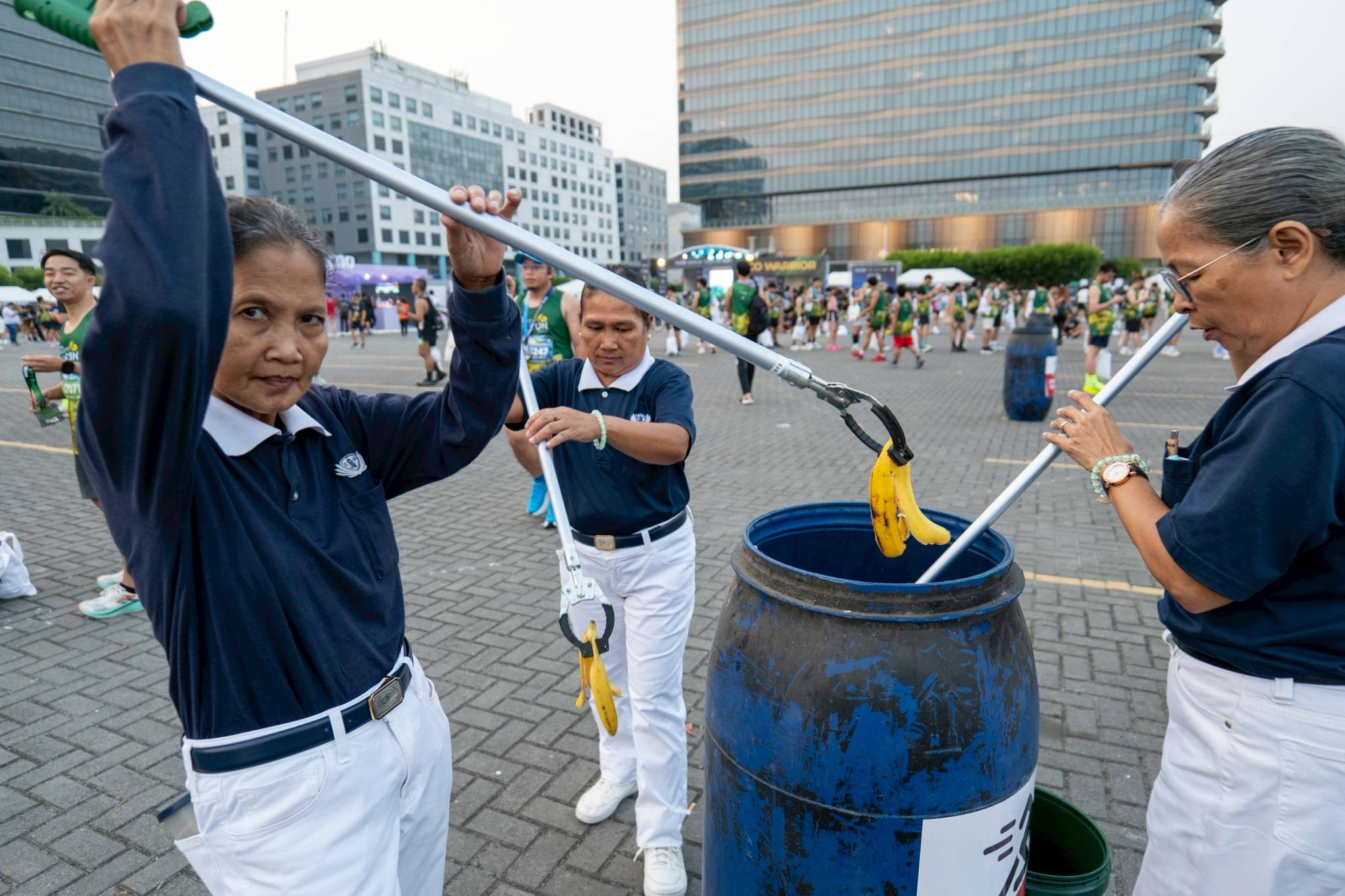 Wilma Buenaventura (left) helps collect banana peels, which will be used to make eco-enzyme. A regular volunteer of Tzu Chi initiatives and Runrio Earth Day Runs, she says the grounds of the racing event show less and less litter, a sign that people have taken the message of caring for the environment to heart. 