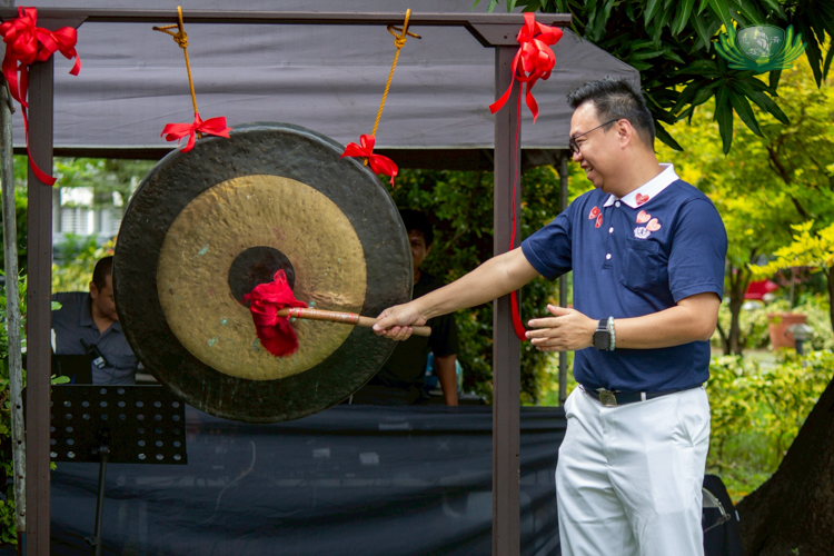 Tzu Chi volunteer Wilson Hung strikes the gong to signal the start of Fiesta Verde. 