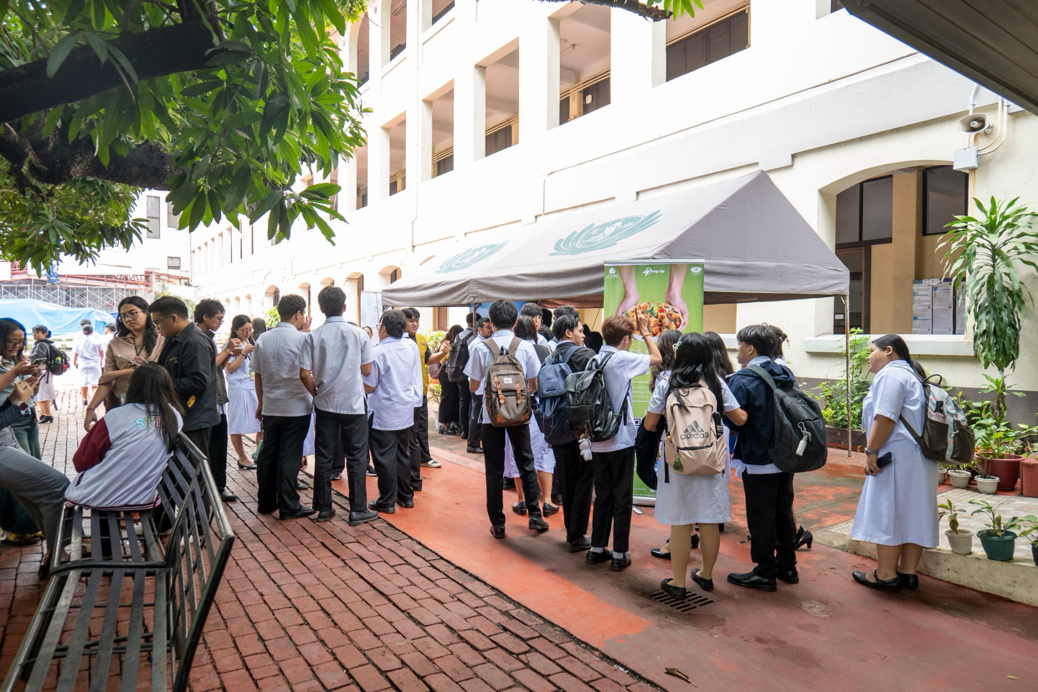 A growing crowd of students gathered in front of the Veg Up booth, eager to taste the food and learn more about the project.