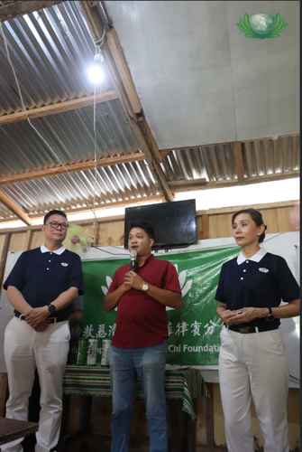 Family Eye Care’s Karl Dennis Sollano (center) informs beneficiaries on proper eye care and health awareness as Tzu Chi Davao Officer-in-Charge Nelson Chua (left) and Deputy OIC Mei Yuen Ang (right) listen.