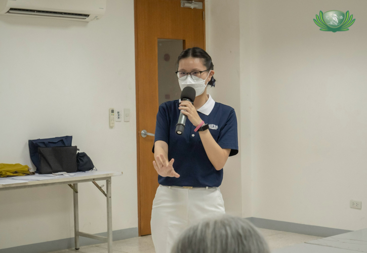 Each Tzu Chi volunteer gives helpful advice on the activities for the Chinese classes