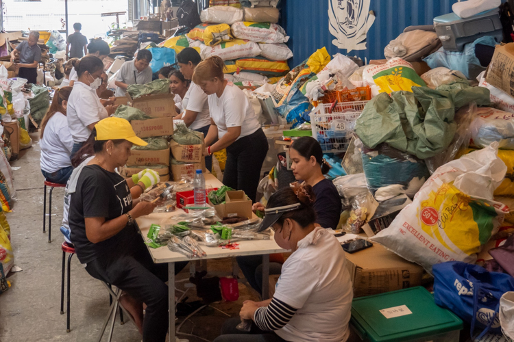Marikina volunteers pack sets of eating utensils.