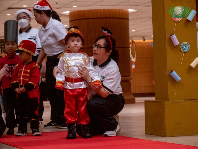 Teachers guided and prepared the nursery students to build confidence before they paraded on the red carpet.