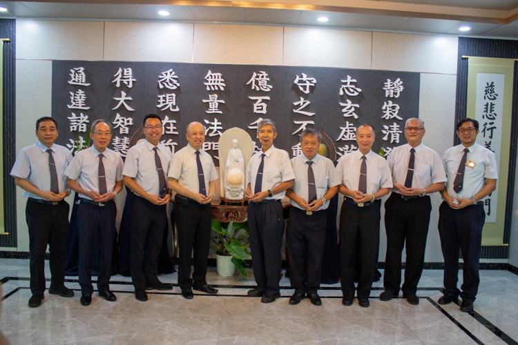 Volunteers from Manila show support on Tzu Chi Pampanga office inauguration. 【Photo by Marella Saldonido】