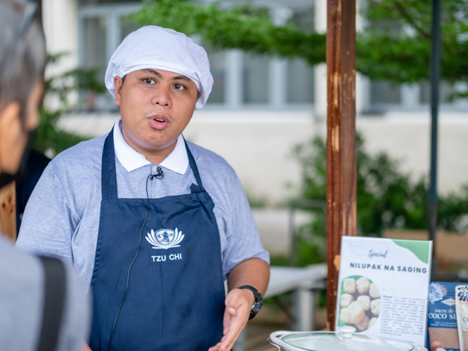 Volunteer Wilfredo Ortiz Jr. manned the stall selling nilupak na saging and puto lanson. 【Photo by Daniel Lazar】