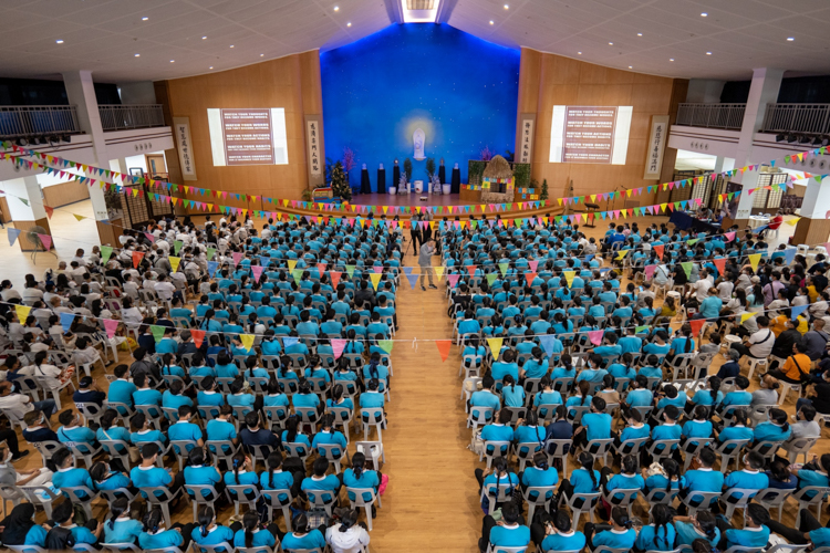 Tzu Chi Scholars and medical assistance beneficiaries gather at the Jing Si Auditorium on December 10 to listen to a Humanity class lecture on mental health. 【Photo by Marella Saldonido】