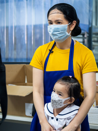 “She was so excited she wanted to go to school, even on a Saturday,” said Mom Kaye Chua of her daughter Lana. “She was very excited because she knows she’s baking cupcakes, and they’re her favorite.” 【Photo by Daniel Lazar】