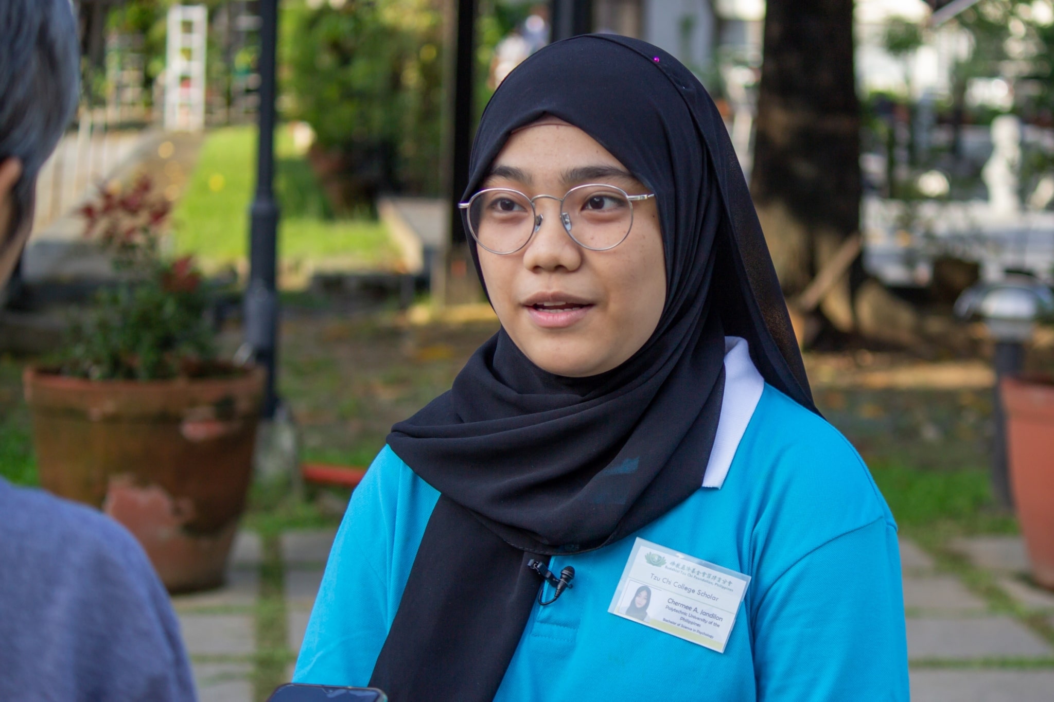 With every bow, Chermee Jandilon, the daughter of a taxi driver, gave thanks to the blessing of a Tzu Chi scholarship, and the chance to be part of a community that has extended unconditional assistance and love to the poor and underserved for nearly 30 years.【Photo by Marella Saldonido】