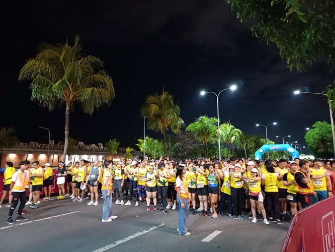 This year’s Galaxy Watch Earth Day Run saw 10,000 runners—including celebrities Donnie Pangilinan and Gardo Versoza and over 60 Tzu Chi volunteers—sign up for the 21K, 10K, and 5K categories. Organized by Runrio, the annual run was held at the SM Mall of Asia concert grounds on April 21. 