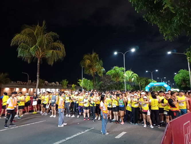 This year’s Galaxy Watch Earth Day Run saw 10,000 runners—including celebrities Donnie Pangilinan and Gardo Versoza and over 60 Tzu Chi volunteers—sign up for the 21K, 10K, and 5K categories. Organized by Runrio, the annual run was held at the SM Mall of Asia concert grounds on April 21.