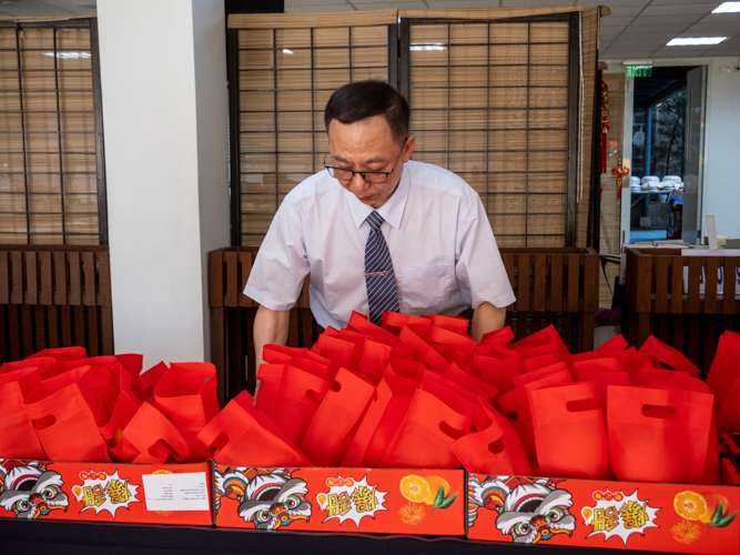 Tzu Chi volunteers covered all the bases in ensuring the Honorary Members Chinese New Year Get-Together would be an unforgettable experience. 【Photo by Matt Serrano】