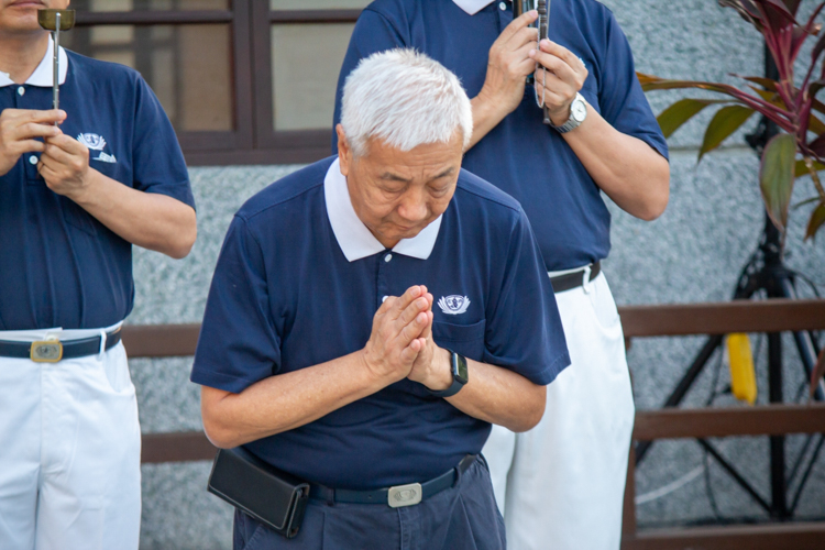 Tzu Chi Philippines CEO Henry Yuñez bows as volunteers slowly make their way to the Jing Si Abode. 【Photo by Marella Saldonido】