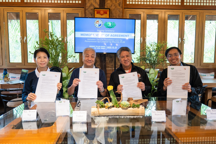 Tzu Chi volunteers and officials of the Pamantasan ng Lungsod ng Maynila (PLM) meet at the Café of Buddhist Tzu Chi Campus in Sta. Mesa, Manila, for the signing of a Memorandum of Agreement acknowledging 41 PLM students as Tzu Chi scholars for schoolyear 2023-2024. 【Photo by Jeaneal Dando】