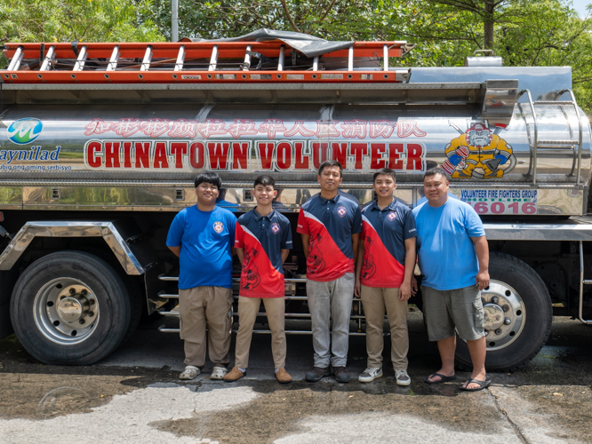 Chinatown Volunteers firefighter Elmo Agapito, Stanley Flojo, Jovan Peralta, and Tyrone King join Tzu Chi volunteer and Humanity class guest speaker Lyndon Yu in the simulated fire training exercise. 【Photo by Marella Saldonido】