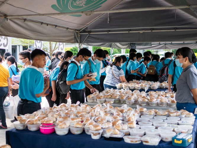 Scholars help themselves to a light packed lunch after humanities class. 【Photo by Daniel Lazar】