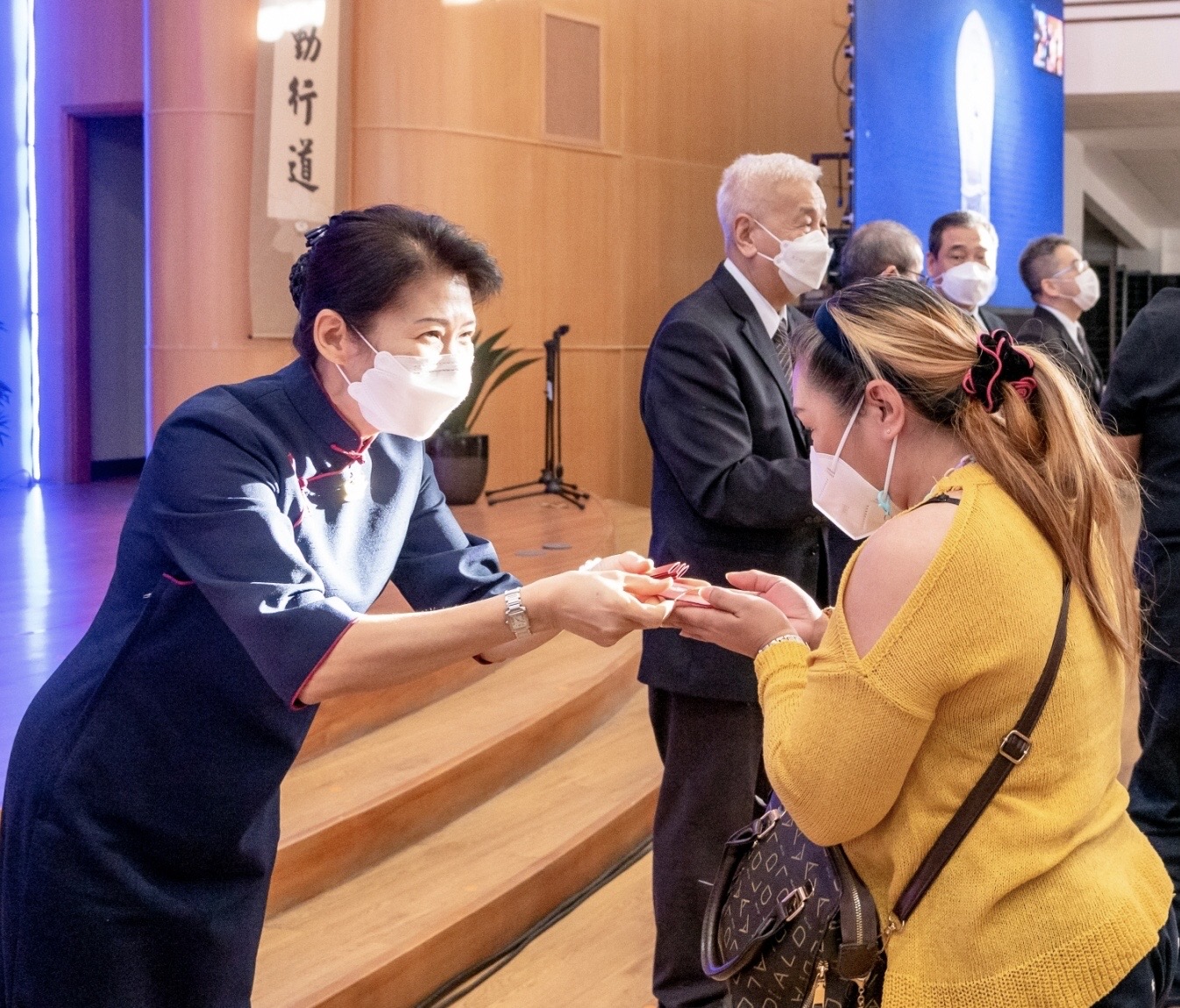 Tzu Chi Philippines Deputy CEO Woon Ng (left) presents a guest with angpao.