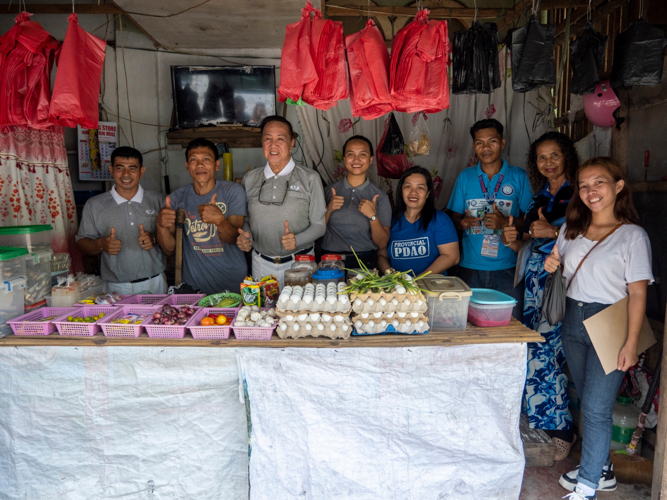 Despite the loss of his right leg, Rodello Garillo keeps busy as a mason and owner of a modest variety store. “It’s hard, but I had to accept it because my kids depend on me,” Garillo told Tzu Chi volunteers during a home visit.