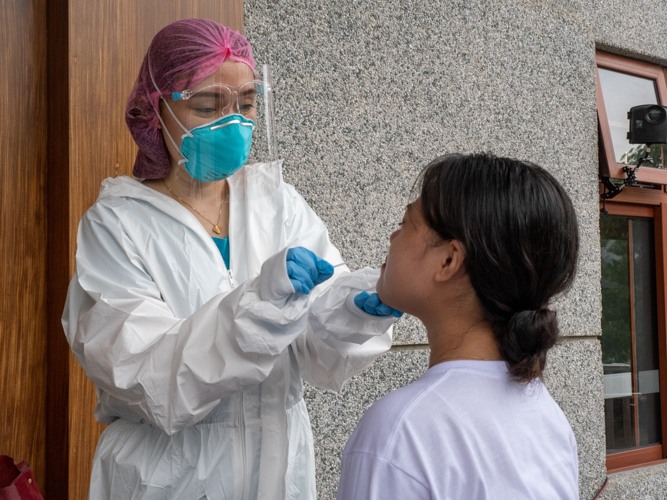 Swab tests were conducted to ensure all participants were COVID-free.【Photo by Matt Serrano】