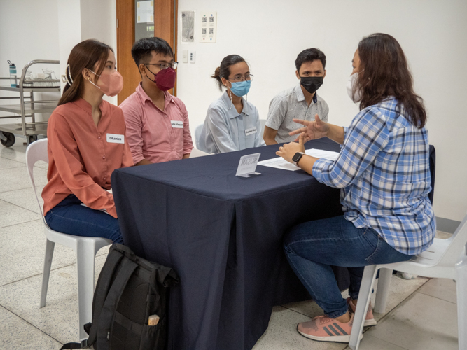 After the talks, scholars broke into small groups and went through mock interviews conducted by top executives.【Photo by Matt Serrano】