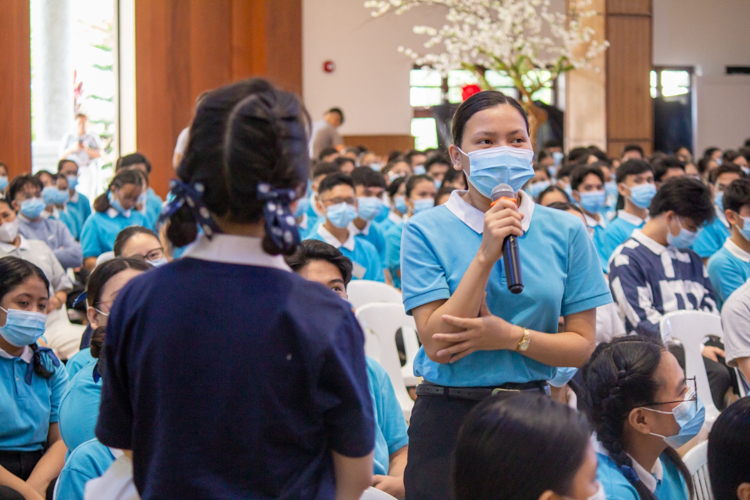 At BTCC, the younger batches of Tzu Chi scholars attended their own Humanity class. Volunteer Betty Dizon led an interactive discussion on vegetarianism. 【Photo by Marella Saldonido】