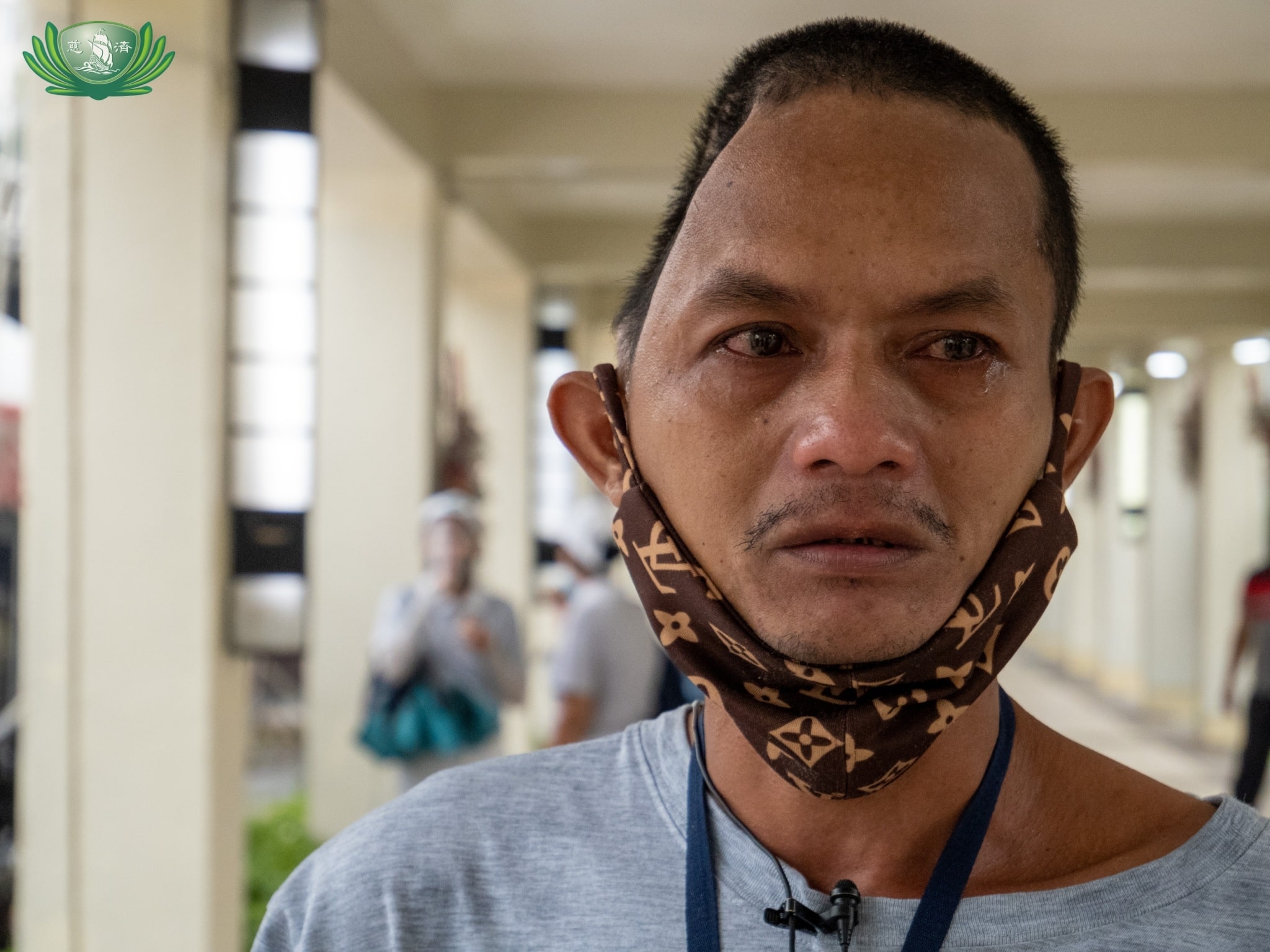 A bad fall required doctors to remove part of Rolando Pagdanganan’s skull. This resulted in a noticeable dent in the scavenger’s head. Because of his appearance, no one will hire him for fear of aggravating his condition. 【Photo by Jeaneal Dando】