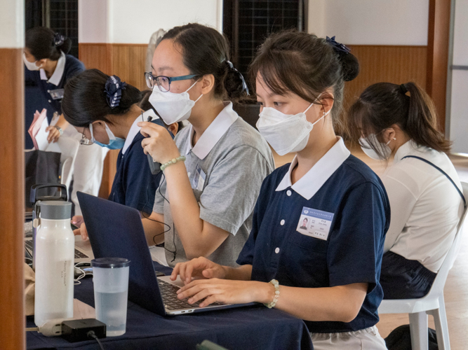 Sisters Miaolin Li (left) and Betty Dizon on duty at the interpreter’s station. 【Photo by Matt Serrano】