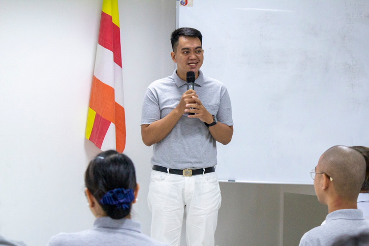 Volunteer trainees shared their thoughts on this new stage of volunteerism. Jerom Bacarra, a registered social worker with Tzu Chi’s Charity Department since 2019, says he joined the training program because he was in awe of Dharma Master Cheng Yen. “At 25 years old, she already wanted to help so many people and set up many hospitals in Taiwan. I want to be her disciple,” he says. 【Photo by Matt Serrano】