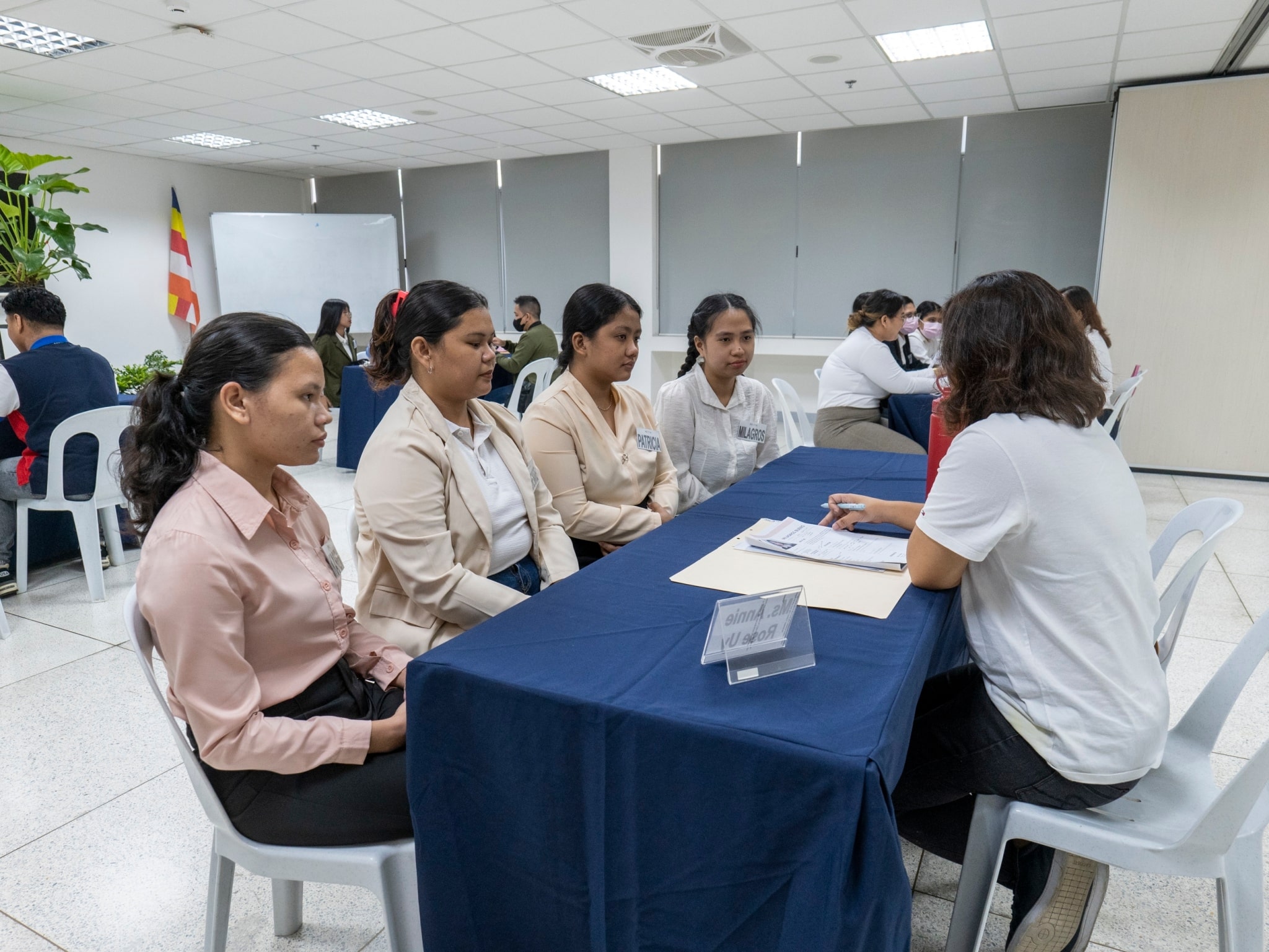 Graduating scholars broke into groups and participated in a mock interview led by guest interviewers. 【Photo by Matt Serrano】