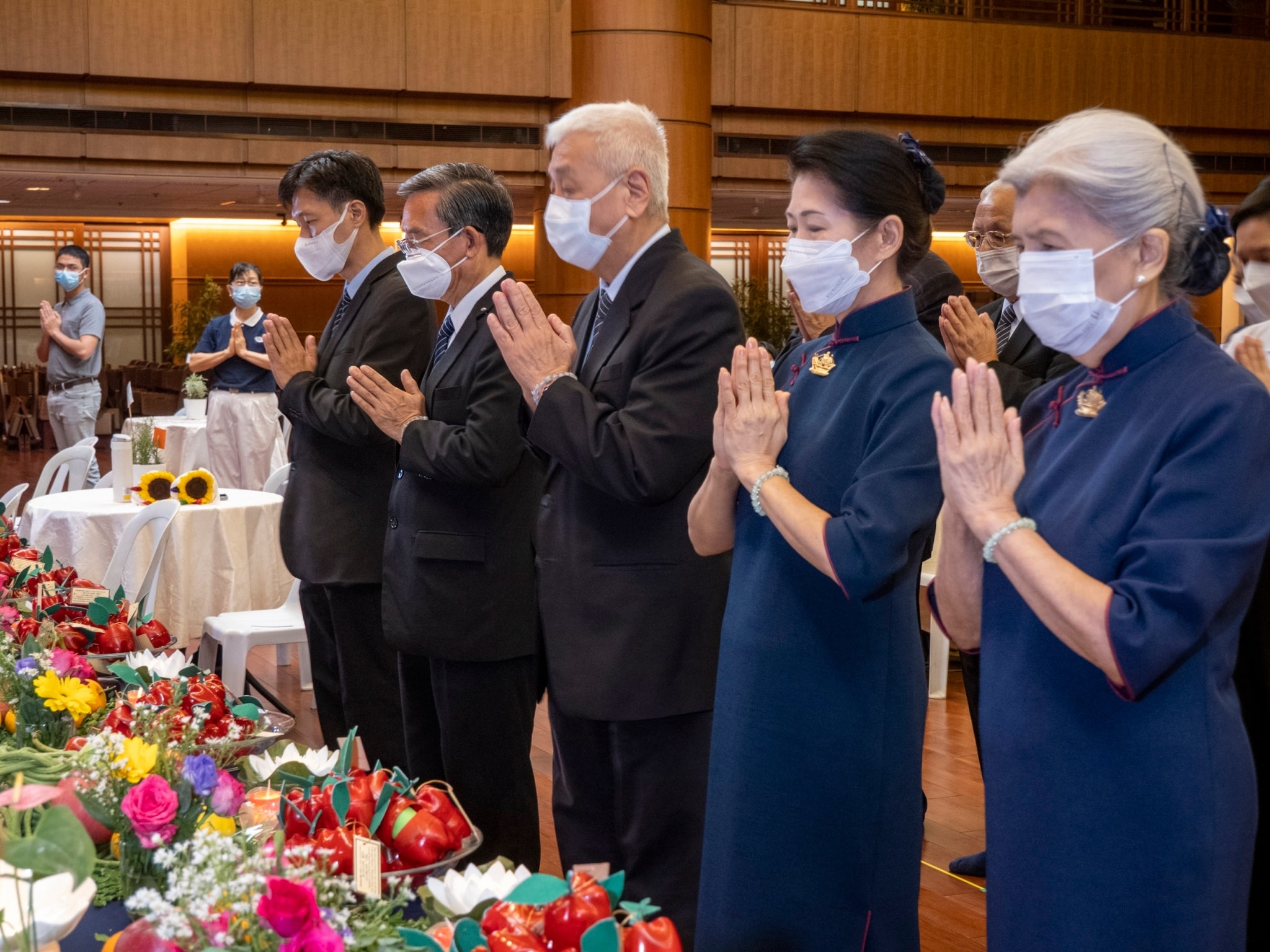 Tzu Chi Philippines CEO Henry Yuñez (center) leads the executive team in officiating the Buddha bathing ceremony. 【Photo by Matt Serrano】