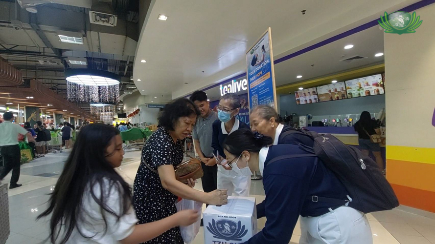 Volunteers bow in gratitude as Jorie Uson (second from left) donates to Tzu Chi’s recovery efforts for her fellow Cebuanos.  