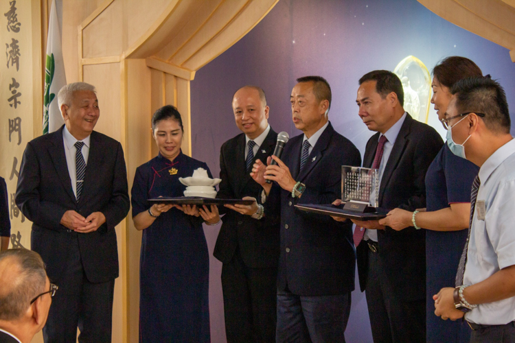 Executive Director of Tzu Chi Global Volunteer Affairs Stephen Huang presents a gift of lotus flower light and wisdom tablet from Master Cheng Yen. 【Photo by Marella Saldonido】