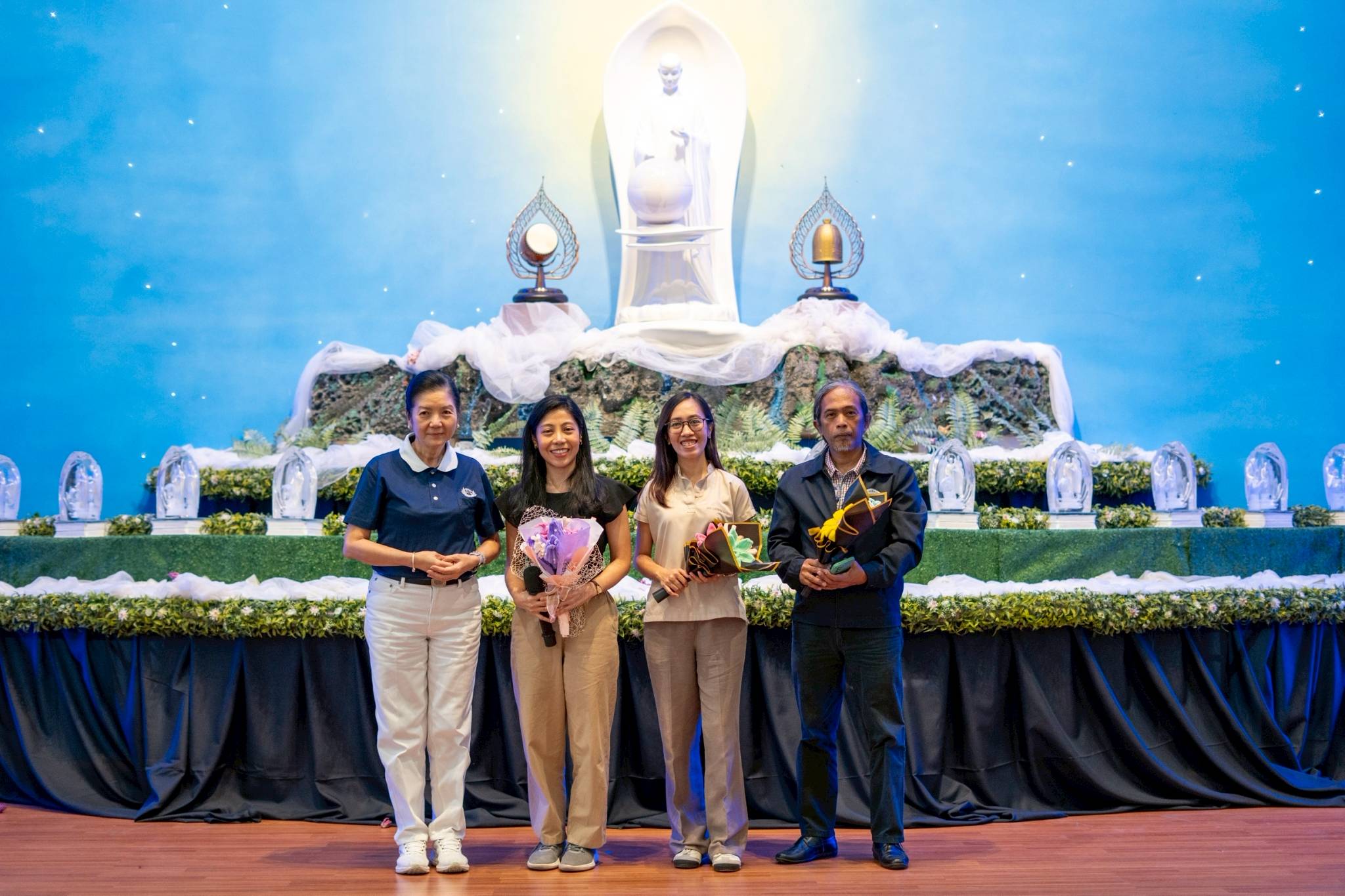 (From left) Tzu Chi Education Committee Head Rosa So presents tokens of appreciation to World Hearing Month speakers Dr. Joyce Rodvie Sagun, Kristine Layson, and Vincent Balingan. 