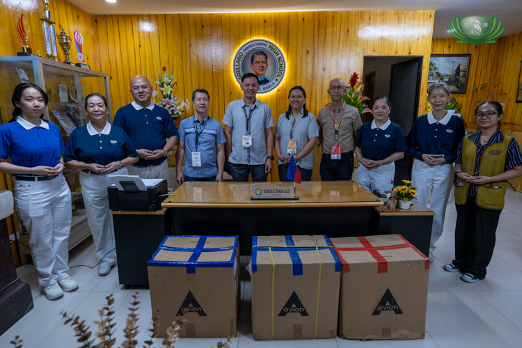 Dr. George Borromeo of Cayetano Arellano High School thanks Tzu Chi Foundation for its continued support, which includes the donation of 15,000 face masks.