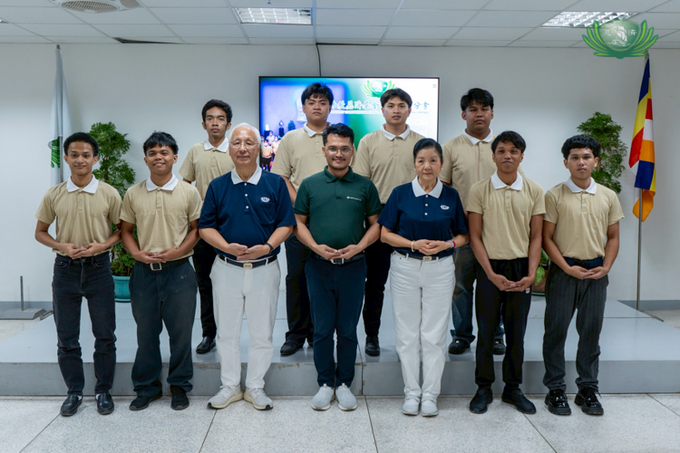 Tzu Chi volunteer James Cheng, Tzu Chi scholar alumnus Johniel Tuando, and Tzu Chi Foundation Philippines Education Committee Head Rosa So (third, fourth, and fifth from front left) pose with Batch 9 scholars of the Tech-Voc RAC course.