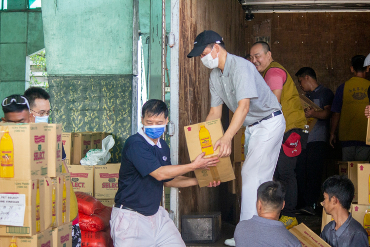 Tzu Chi volunteers unload relief items for the beneficiaries.