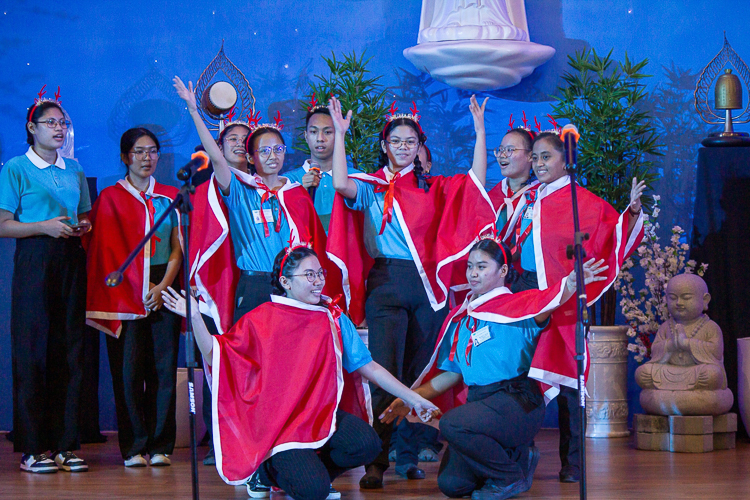 Tzu Chi scholars from the Polytechnic University of the Philippines (PUP) at the Christmas Carol Contest【Photo by Marella Saldonido】