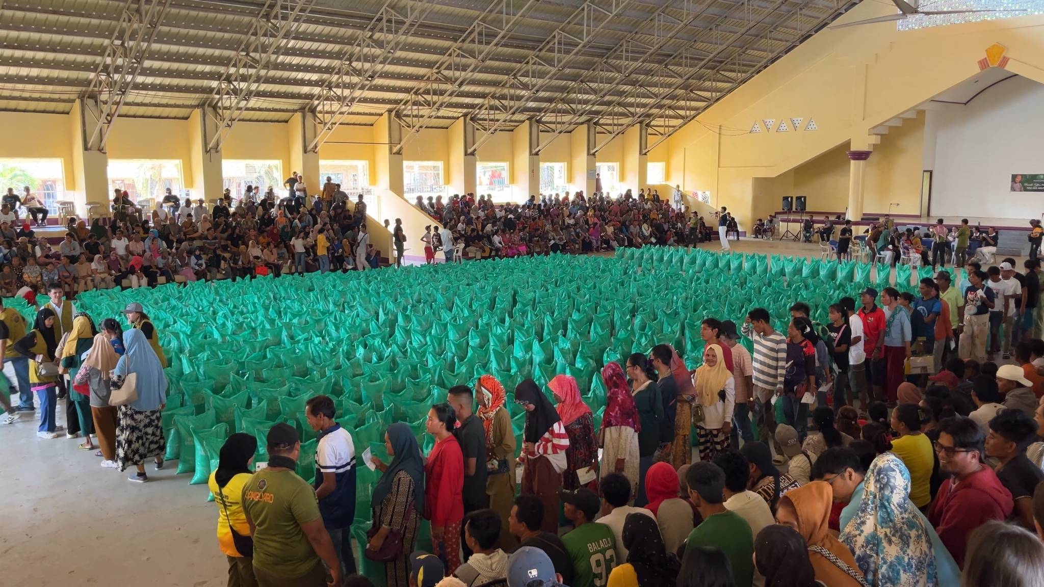 Residents affected by the fire wait patiently to claim assistance from Tzu Chi. 