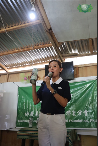 Tzu Chi Davao Deputy OIC Mei Yuen Ang explains the significance of Tzu Chi’s coin can.