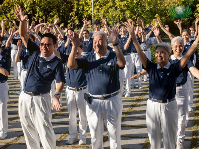 Participants cheerfully greet Master Cheng Yen on her birthday.
