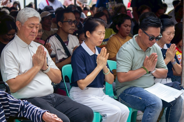(From left) TIMA Head Dr. Jo Qua, Tzu Chi Deputy CEO Woon Ng, Victoria Mayor Richard Inciong, and Tzu Chi volunteer Rosa So joined all attendees in offering sincere prayers.