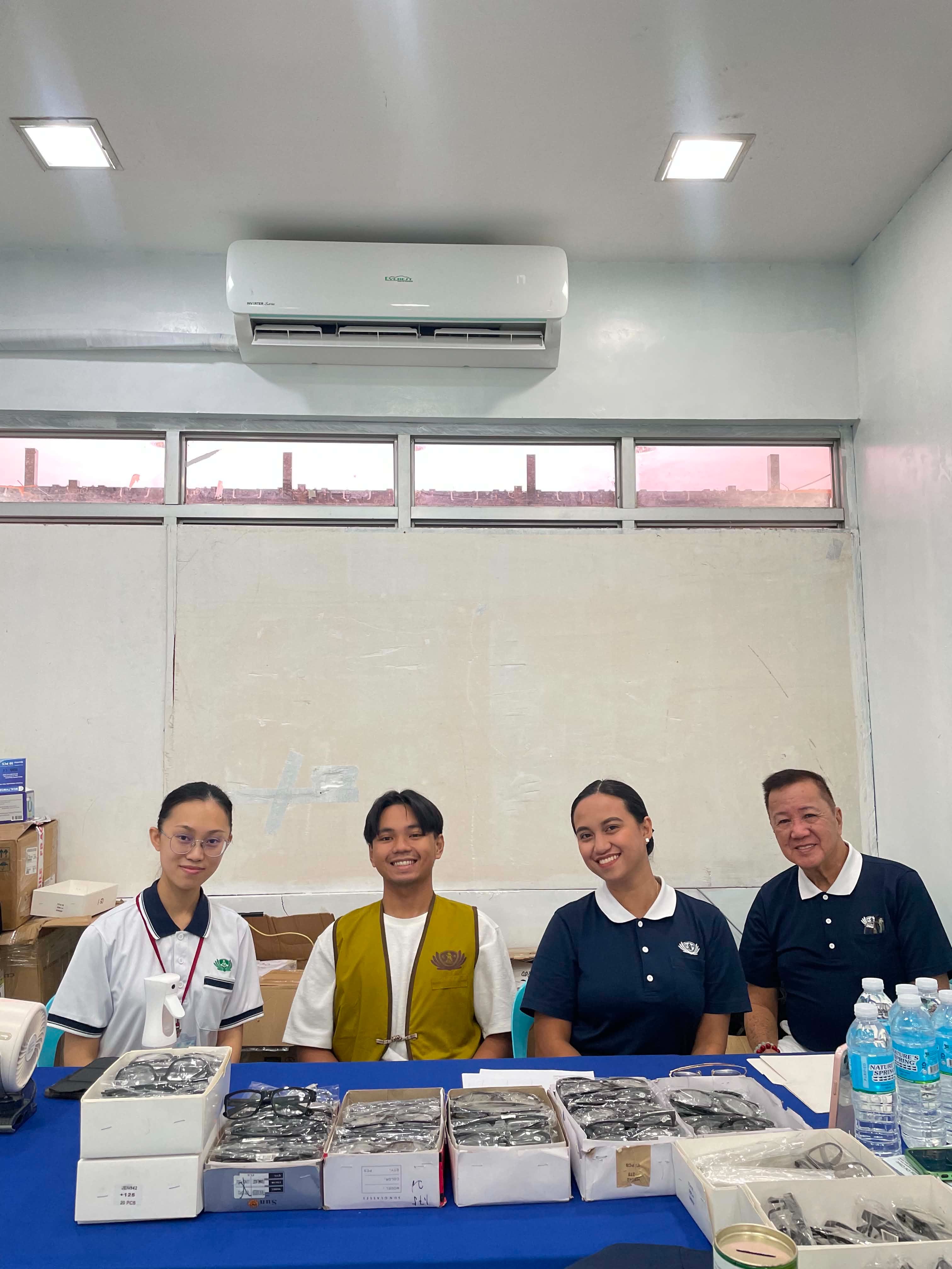 Gio Pamintuan (second from left) poses with fellow Tzu Chi Zamboanga volunteers who led the ophthalmology team during Tzu Chi’s 292nd Medical Mission in Dipolog.