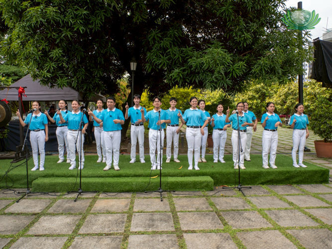 Tzu Chi scholars serenade guests with the song “A World Filled with Warmth.”