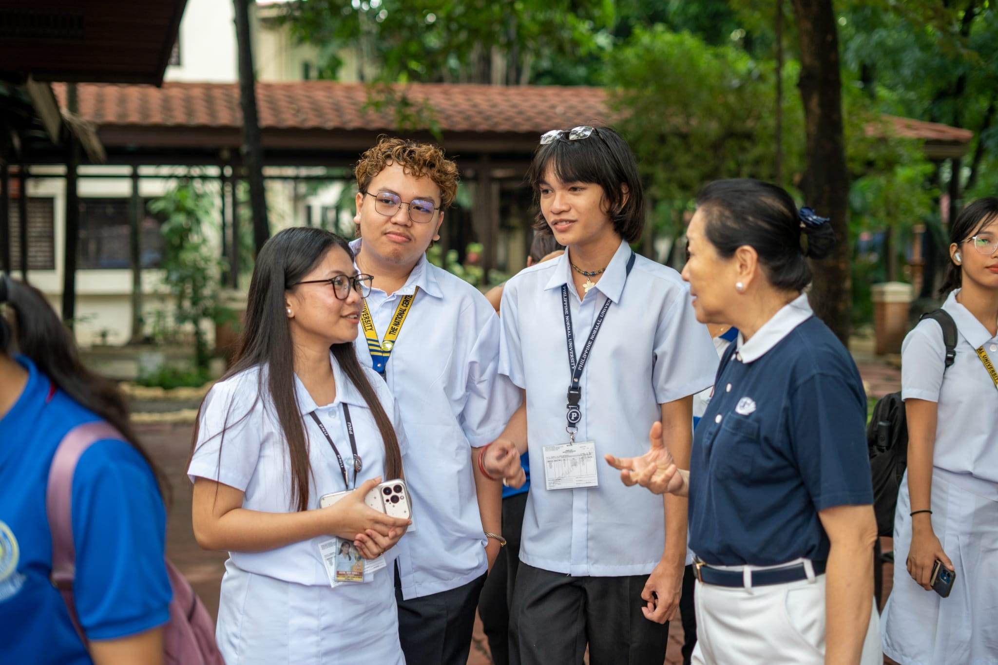 Questions and inquiries from the students were addressed by Tzu Chi volunteer Sally Yuñez (first from right). 
