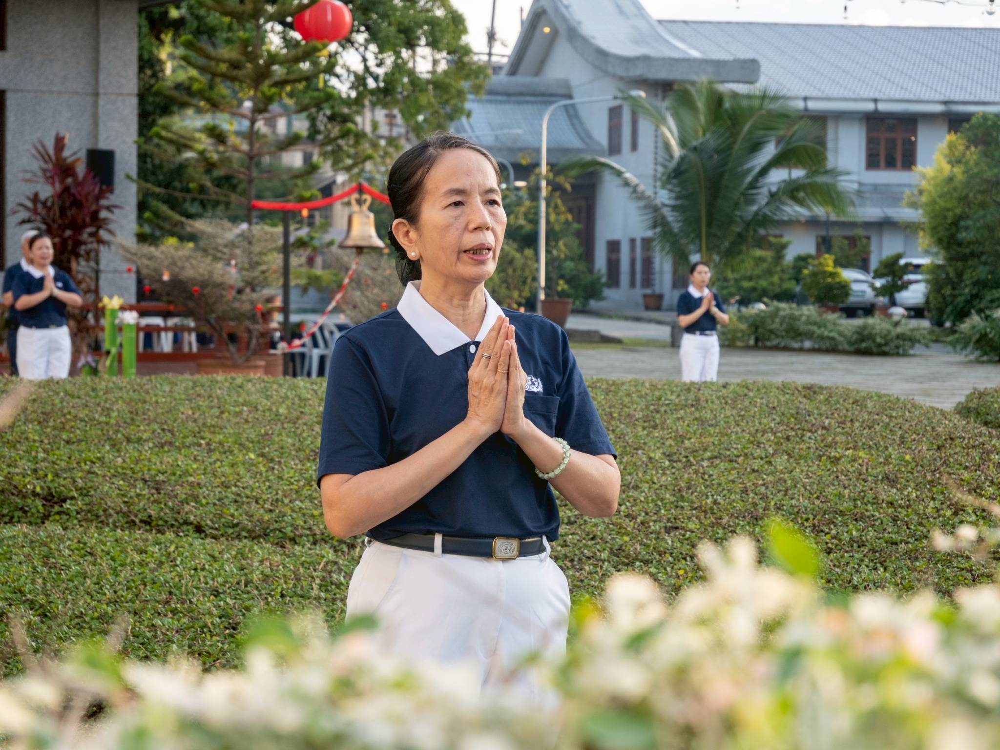 Tzu Chi volunteer ushers stood in quiet composure as the ceremony began.