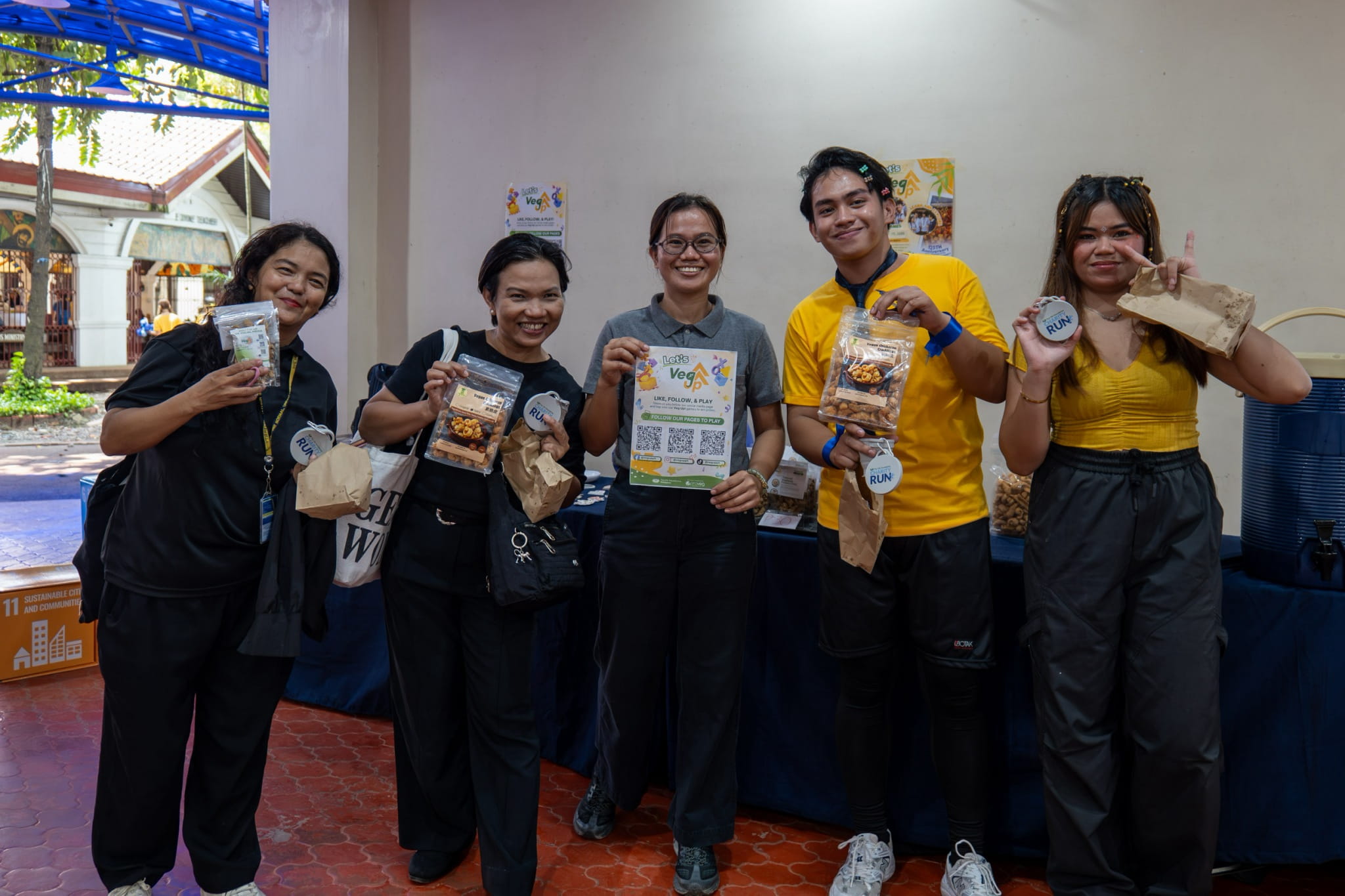 Tzu Chi Program Officer Lineth Brondial (center) promotes Tzu Chi products with representatives from PNU’s Special Needs Education student organization.