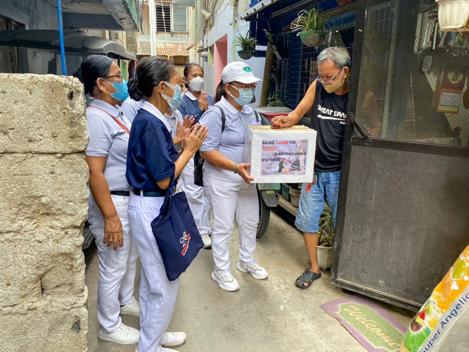 Tzu Chi volunteers walk along alleys to seek donations for Turkey and Syria. 【Photo by Matt Serrano】