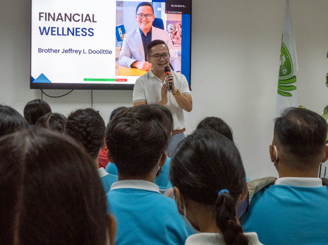 In 2010, Jeff Doolittle became a Tzu Chi scholar. Thirteen years later, he was a guest speaker before graduating scholars at the May 28 Humanity class. 【Photo by Matt Serrano】