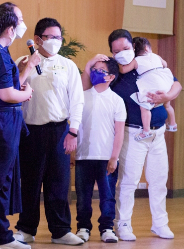 At Tzu Chi’s 56th anniversary and Master Cheng Yen’s 86th birthday, the boys encouraged volunteers to adopt a vegetarian diet for the love of animals and the environment. 【Photo by Matt Serrano】